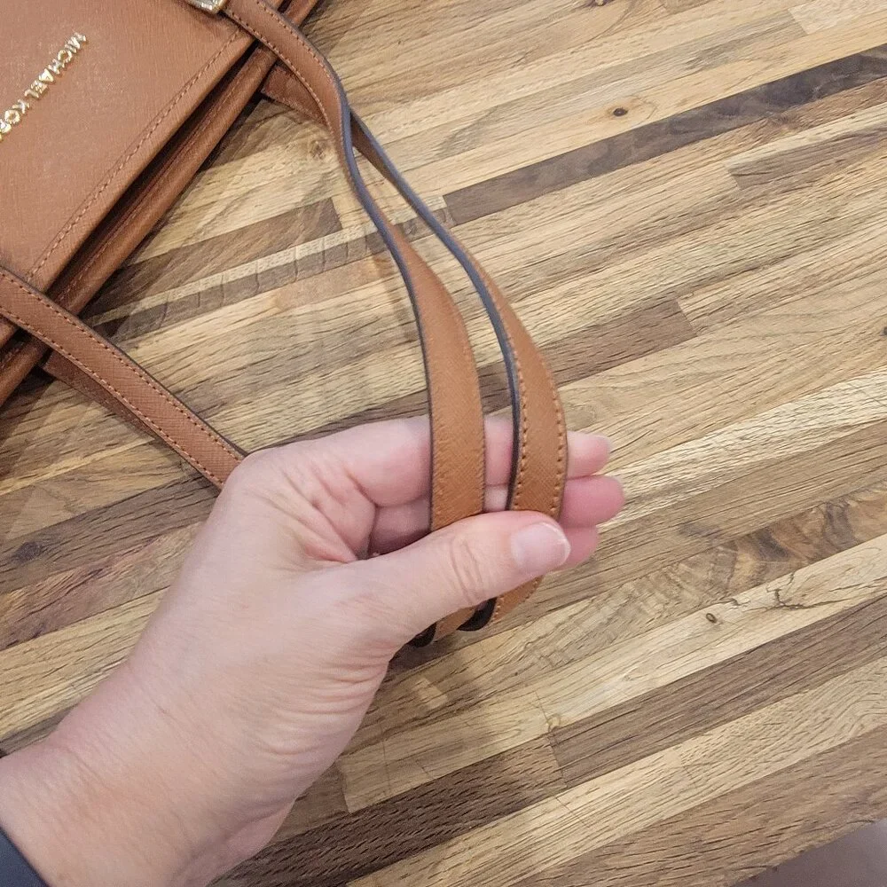 MICHAEL KORS JET SET TRAVEL TOTE in ACORN Brown Leather